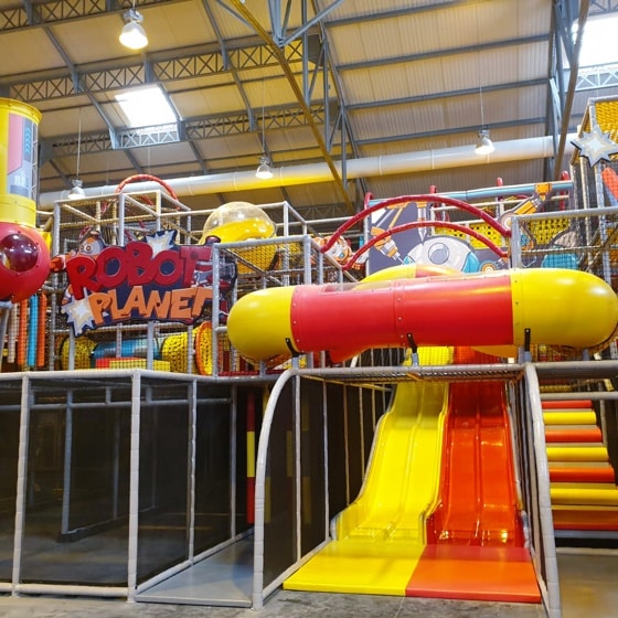 toboggan à vagues orange et jaune dans une aire de jeux (robot planet)