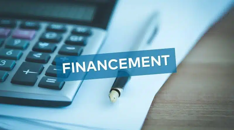 couverture financement? Calculatrice avec un cahier et un stylo