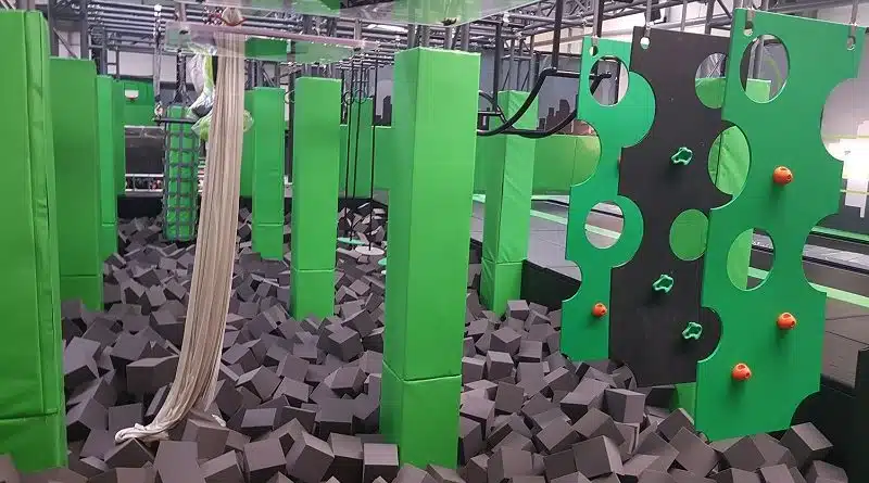 parcours ninja de couleur vert et gris avec différents obstacles