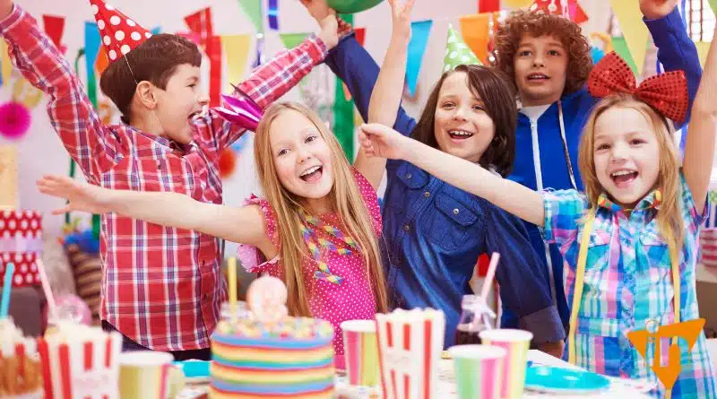 plusieurs enfant assistant à un anniversaire autour d'un gâteaux