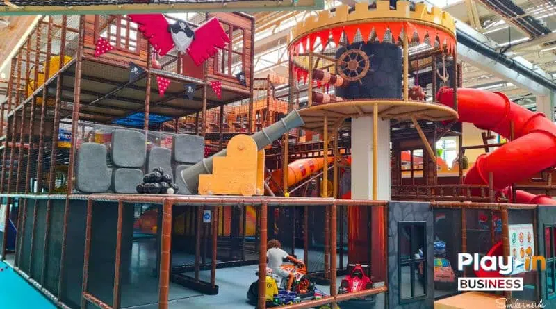 une aire de jeux sur le thème pirate