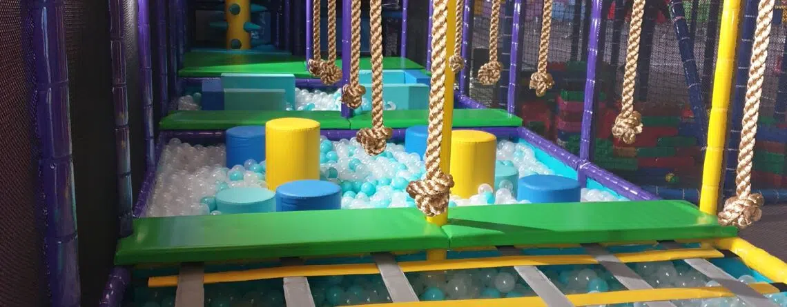 parcours ninja kids avec différent obstacles