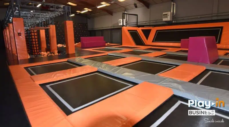 trampoline park avec un parcours ninja et un parcours d'obstacle