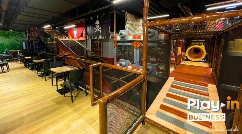 aire de jeux sur le thème pirate
