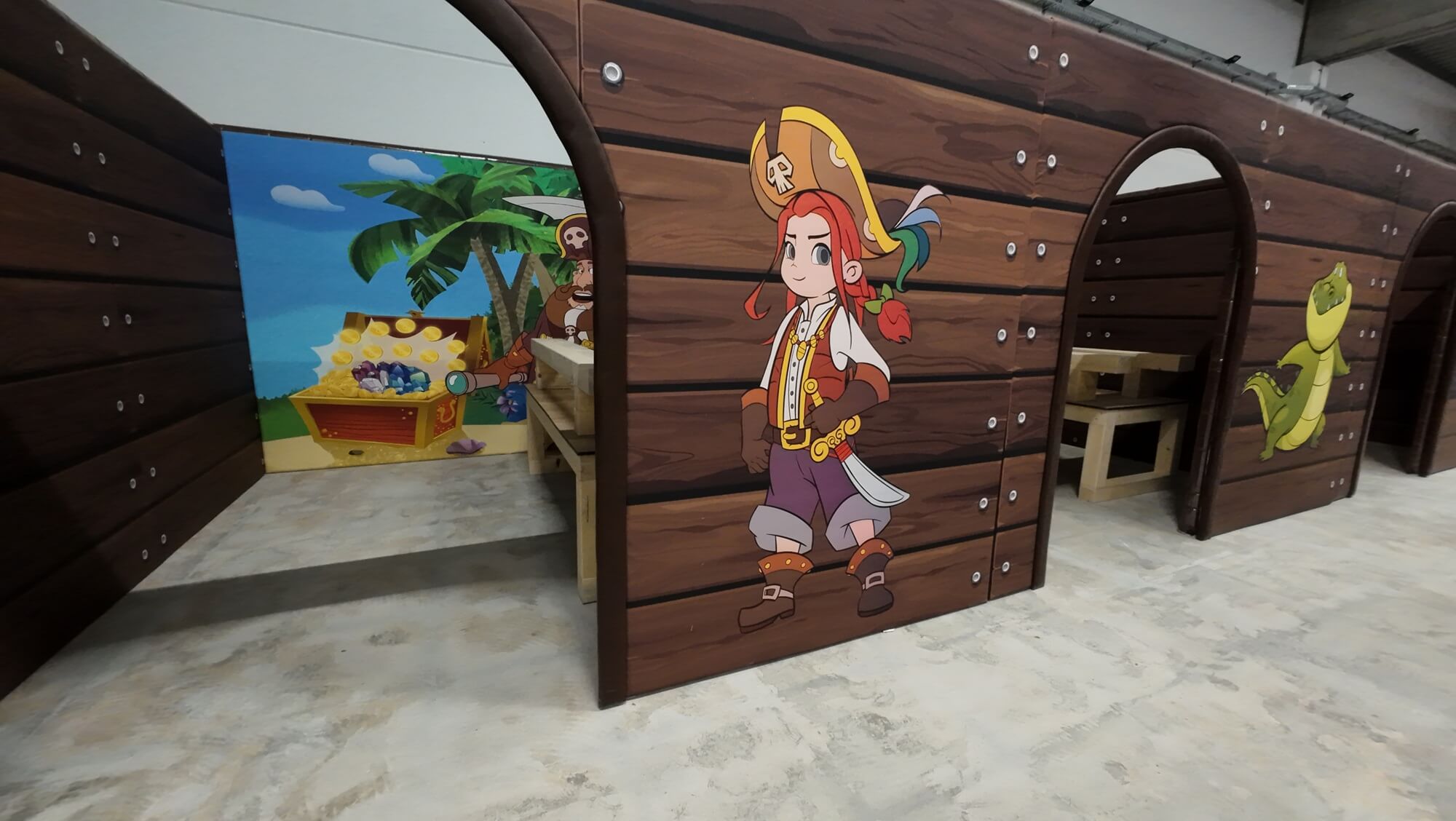 Une salle d'anniversaire thématisée pirate entièrement décorée par Play In Business pour maximiser la rentabilité d'un parc indoor.