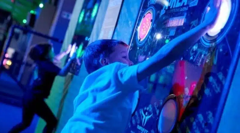 enfant avec un jeux interactifs