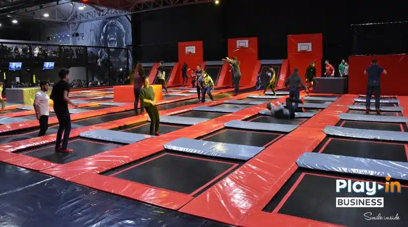 personnes sautant dans un trampoline park. Avec zone de basket intégrer au trampoline.