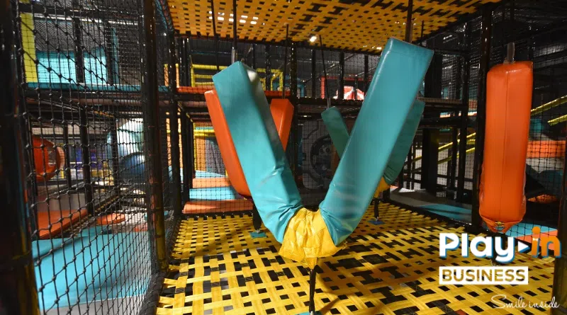 parcours d'obstacles dans une aire de jeux